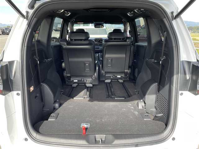 ホンダ オデッセイ ハイブリッド e:HEVアブソルート EXブラックED 熊本県 2025(令7)年 0.7万km プラチナホワイトパール 黒革シート/両側パワースライドドア/パワーテールゲート/電子パーキングブレーキ/・BRAKE HOLD機能/置くだけ充電/後席エアコン/DN席＋2列目パワーシート/シートヒーター/2列目電動オットマン/キャプテンシート/ISOFIX対応/パドルシフト/革巻きステアリング/ステアリングリモコン/純正18インチアルミホイール/純正LEDヘッドライト/・オートマチックハイビーム/純正LEDフォグランプ/新車保証書/取扱説明書/スペアキー１本/ホンダセンシング/・アダプティブクルーズコントロール/・路外逸脱抑制機能/・ブラインドスポットインフォメーション/・踏み間違い衝突軽減システム/・衝突被害軽減ブレーキ/・パーキングセンサーシステム/・標識認識機能