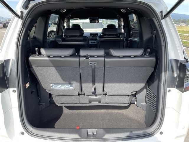 ホンダ オデッセイ ハイブリッド e:HEVアブソルート EXブラックED 熊本県 2025(令7)年 0.7万km プラチナホワイトパール 黒革シート/両側パワースライドドア/パワーテールゲート/電子パーキングブレーキ/・BRAKE HOLD機能/置くだけ充電/後席エアコン/DN席＋2列目パワーシート/シートヒーター/2列目電動オットマン/キャプテンシート/ISOFIX対応/パドルシフト/革巻きステアリング/ステアリングリモコン/純正18インチアルミホイール/純正LEDヘッドライト/・オートマチックハイビーム/純正LEDフォグランプ/新車保証書/取扱説明書/スペアキー１本/ホンダセンシング/・アダプティブクルーズコントロール/・路外逸脱抑制機能/・ブラインドスポットインフォメーション/・踏み間違い衝突軽減システム/・衝突被害軽減ブレーキ/・パーキングセンサーシステム/・標識認識機能