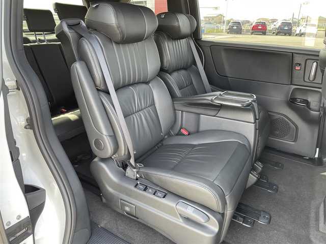 ホンダ オデッセイ ハイブリッド e:HEVアブソルート EXブラックED 熊本県 2025(令7)年 0.7万km プラチナホワイトパール 黒革シート/両側パワースライドドア/パワーテールゲート/電子パーキングブレーキ/・BRAKE HOLD機能/置くだけ充電/後席エアコン/DN席＋2列目パワーシート/シートヒーター/2列目電動オットマン/キャプテンシート/ISOFIX対応/パドルシフト/革巻きステアリング/ステアリングリモコン/純正18インチアルミホイール/純正LEDヘッドライト/・オートマチックハイビーム/純正LEDフォグランプ/新車保証書/取扱説明書/スペアキー１本/ホンダセンシング/・アダプティブクルーズコントロール/・路外逸脱抑制機能/・ブラインドスポットインフォメーション/・踏み間違い衝突軽減システム/・衝突被害軽減ブレーキ/・パーキングセンサーシステム/・標識認識機能