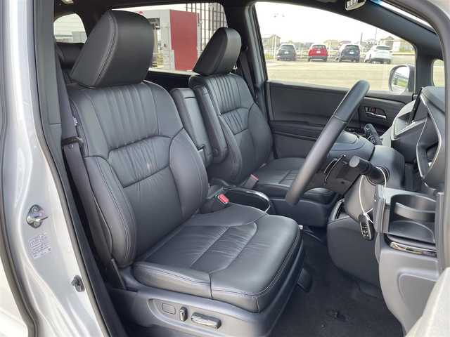 ホンダ オデッセイ ハイブリッド e:HEVアブソルート EXブラックED 熊本県 2025(令7)年 0.7万km プラチナホワイトパール 黒革シート/両側パワースライドドア/パワーテールゲート/電子パーキングブレーキ/・BRAKE HOLD機能/置くだけ充電/後席エアコン/DN席＋2列目パワーシート/シートヒーター/2列目電動オットマン/キャプテンシート/ISOFIX対応/パドルシフト/革巻きステアリング/ステアリングリモコン/純正18インチアルミホイール/純正LEDヘッドライト/・オートマチックハイビーム/純正LEDフォグランプ/新車保証書/取扱説明書/スペアキー１本/ホンダセンシング/・アダプティブクルーズコントロール/・路外逸脱抑制機能/・ブラインドスポットインフォメーション/・踏み間違い衝突軽減システム/・衝突被害軽減ブレーキ/・パーキングセンサーシステム/・標識認識機能