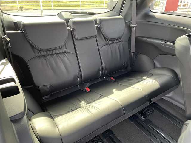 ホンダ オデッセイ ハイブリッド e:HEVアブソルート EXブラックED 熊本県 2025(令7)年 0.7万km プラチナホワイトパール 黒革シート/両側パワースライドドア/パワーテールゲート/電子パーキングブレーキ/・BRAKE HOLD機能/置くだけ充電/後席エアコン/DN席＋2列目パワーシート/シートヒーター/2列目電動オットマン/キャプテンシート/ISOFIX対応/パドルシフト/革巻きステアリング/ステアリングリモコン/純正18インチアルミホイール/純正LEDヘッドライト/・オートマチックハイビーム/純正LEDフォグランプ/新車保証書/取扱説明書/スペアキー１本/ホンダセンシング/・アダプティブクルーズコントロール/・路外逸脱抑制機能/・ブラインドスポットインフォメーション/・踏み間違い衝突軽減システム/・衝突被害軽減ブレーキ/・パーキングセンサーシステム/・標識認識機能