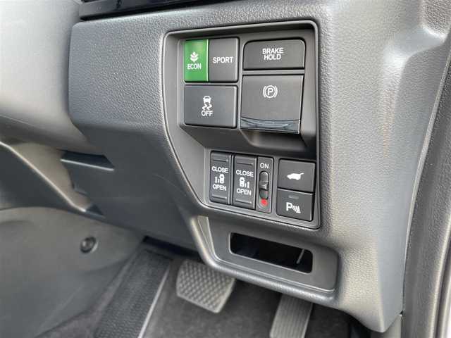 ホンダ オデッセイ ハイブリッド e:HEVアブソルート EXブラックED 熊本県 2025(令7)年 0.7万km プラチナホワイトパール 黒革シート/両側パワースライドドア/パワーテールゲート/電子パーキングブレーキ/・BRAKE HOLD機能/置くだけ充電/後席エアコン/DN席＋2列目パワーシート/シートヒーター/2列目電動オットマン/キャプテンシート/ISOFIX対応/パドルシフト/革巻きステアリング/ステアリングリモコン/純正18インチアルミホイール/純正LEDヘッドライト/・オートマチックハイビーム/純正LEDフォグランプ/新車保証書/取扱説明書/スペアキー１本/ホンダセンシング/・アダプティブクルーズコントロール/・路外逸脱抑制機能/・ブラインドスポットインフォメーション/・踏み間違い衝突軽減システム/・衝突被害軽減ブレーキ/・パーキングセンサーシステム/・標識認識機能