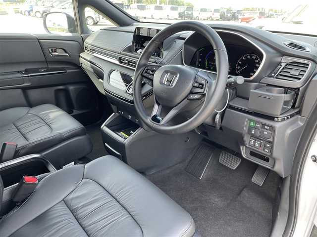 ホンダ オデッセイ ハイブリッド e:HEVアブソルート EXブラックED 熊本県 2025(令7)年 0.7万km プラチナホワイトパール 黒革シート/両側パワースライドドア/パワーテールゲート/電子パーキングブレーキ/・BRAKE HOLD機能/置くだけ充電/後席エアコン/DN席＋2列目パワーシート/シートヒーター/2列目電動オットマン/キャプテンシート/ISOFIX対応/パドルシフト/革巻きステアリング/ステアリングリモコン/純正18インチアルミホイール/純正LEDヘッドライト/・オートマチックハイビーム/純正LEDフォグランプ/新車保証書/取扱説明書/スペアキー１本/ホンダセンシング/・アダプティブクルーズコントロール/・路外逸脱抑制機能/・ブラインドスポットインフォメーション/・踏み間違い衝突軽減システム/・衝突被害軽減ブレーキ/・パーキングセンサーシステム/・標識認識機能