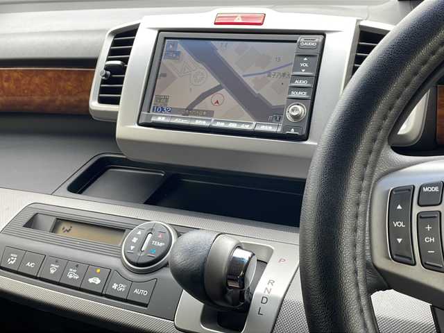 ホンダ フリード ハイブリット ジャストセレクション 山口県 2012(平24)年 9.9万km プレミアムホワイトパール 純正ナビ/DVD/CD/MSV/ワンセグTV/バックカメラ/両側パワースライドドア/純正HIDヘッドライト/純正フォグランプ/オートライト/ハーフレザーシート/革巻きステアリング/ステアリングスイッチ/クルーズコントロール/ウッド調パネル/横滑り防止/スマートキー×２/ビルトインETC/純正フロアマット/純正ドアバイザー/電動格納ウインカードアミラー