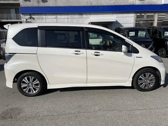 ホンダ フリード ハイブリット ジャストセレクション 兵庫県 2012(平24)年 9.9万km プレミアムホワイトパール 【(株)IDOMが運営する【じしゃロン姫路店】の自社ローン対象車両になります。こちらは現金ご利用時の価格です。自社ローンご希望の方は別途その旨お申付け下さい。】/純正ナビ/DVD/CD/MSV/ワンセグTV/バックカメラ/両側パワースライドドア/純正HIDヘッドライト/純正フォグランプ/オートライト/ハーフレザーシート/革巻きステアリング/ステアリングスイッチ/クルーズコントロール/ウッド調パネル/横滑り防止/スマートキー×２/ビルトインETC/純正フロアマット/純正ドアバイザー/電動格納ウインカードアミラー