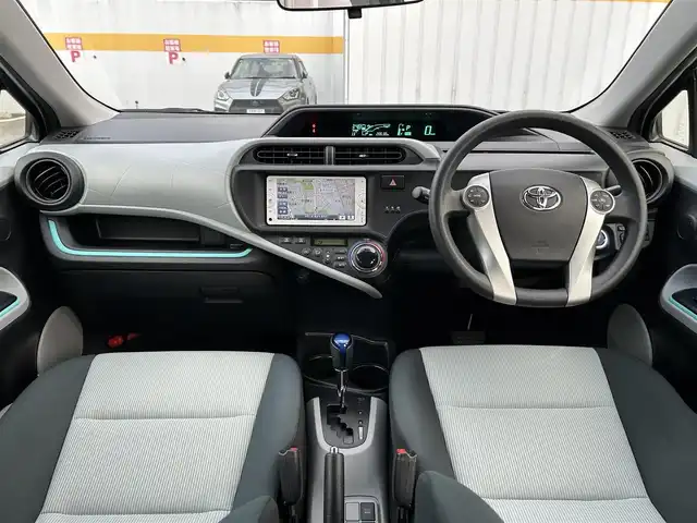 トヨタ アクア S 神奈川県 2013(平25)年 2.1万km シルバーM 登録時20630キロ/純正メモリナビ/CD/BT/ワンセグTV/バックカメラ　/ETC/オートライト/ヘッドライトレベライザー/ウィンカーミラー/スマートキー×２/プッシュスタート＆ストップ/ルーフスポイラー/リアコーナーセンサー/新車時保証書/取扱説明書/ナビ取扱説明書