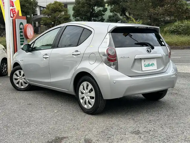 トヨタ アクア S 神奈川県 2013(平25)年 2.1万km シルバーM 登録時20630キロ/純正メモリナビ/CD/BT/ワンセグTV/バックカメラ　/ETC/オートライト/ヘッドライトレベライザー/ウィンカーミラー/スマートキー×２/プッシュスタート＆ストップ/ルーフスポイラー/リアコーナーセンサー/新車時保証書/取扱説明書/ナビ取扱説明書