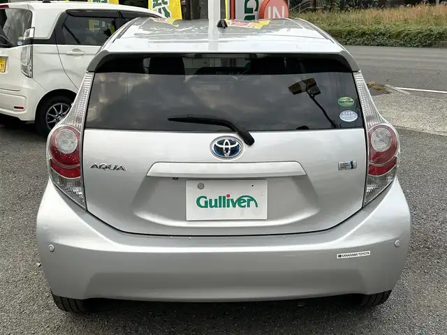 トヨタ アクア S 神奈川県 2013(平25)年 2.1万km シルバーM 登録時20630キロ/純正メモリナビ/CD/BT/ワンセグTV/バックカメラ　/ETC/オートライト/ヘッドライトレベライザー/ウィンカーミラー/スマートキー×２/プッシュスタート＆ストップ/ルーフスポイラー/リアコーナーセンサー/新車時保証書/取扱説明書/ナビ取扱説明書