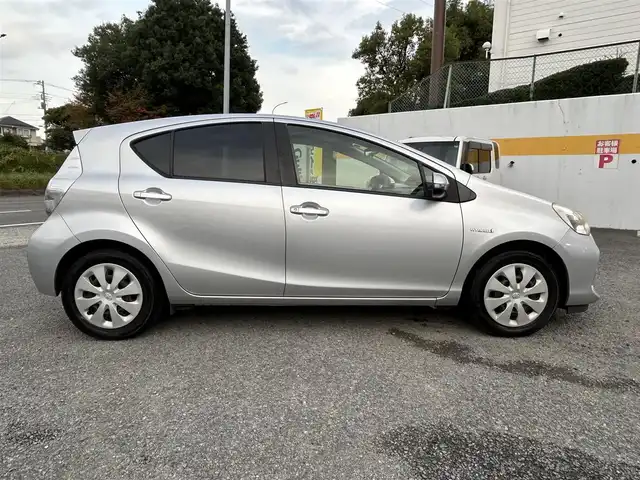 トヨタ アクア S 神奈川県 2013(平25)年 2.1万km シルバーM 登録時20630キロ/純正メモリナビ/CD/BT/ワンセグTV/バックカメラ　/ETC/オートライト/ヘッドライトレベライザー/ウィンカーミラー/スマートキー×２/プッシュスタート＆ストップ/ルーフスポイラー/リアコーナーセンサー/新車時保証書/取扱説明書/ナビ取扱説明書