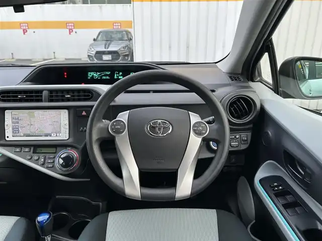 トヨタ アクア S 神奈川県 2013(平25)年 2.1万km シルバーM 登録時20630キロ/純正メモリナビ/CD/BT/ワンセグTV/バックカメラ　/ETC/オートライト/ヘッドライトレベライザー/ウィンカーミラー/スマートキー×２/プッシュスタート＆ストップ/ルーフスポイラー/リアコーナーセンサー/新車時保証書/取扱説明書/ナビ取扱説明書