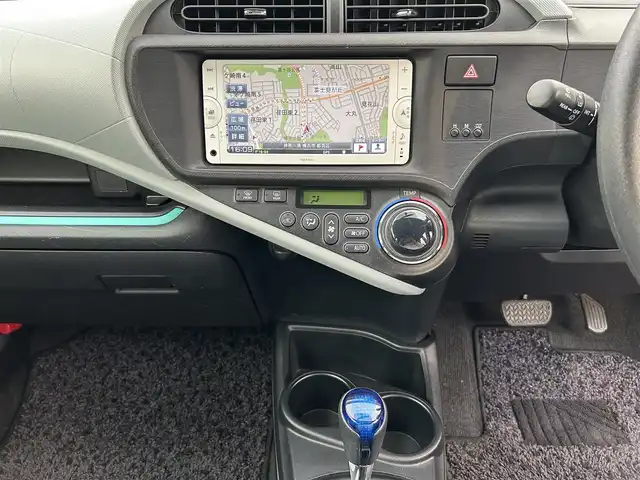 トヨタ アクア S 神奈川県 2013(平25)年 2.1万km シルバーM 登録時20630キロ/純正メモリナビ/CD/BT/ワンセグTV/バックカメラ　/ETC/オートライト/ヘッドライトレベライザー/ウィンカーミラー/スマートキー×２/プッシュスタート＆ストップ/ルーフスポイラー/リアコーナーセンサー/新車時保証書/取扱説明書/ナビ取扱説明書