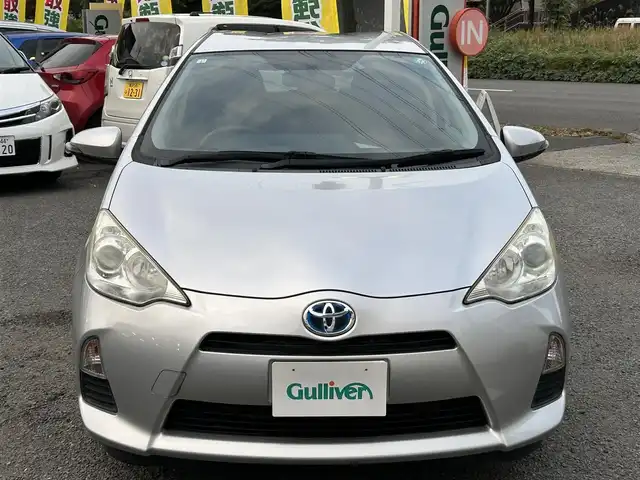 トヨタ アクア S 神奈川県 2013(平25)年 2.1万km シルバーM 登録時20630キロ/純正メモリナビ/CD/BT/ワンセグTV/バックカメラ　/ETC/オートライト/ヘッドライトレベライザー/ウィンカーミラー/スマートキー×２/プッシュスタート＆ストップ/ルーフスポイラー/リアコーナーセンサー/新車時保証書/取扱説明書/ナビ取扱説明書