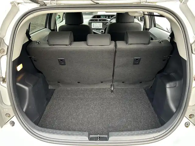 トヨタ アクア S 神奈川県 2013(平25)年 2.1万km シルバーM 登録時20630キロ/純正メモリナビ/CD/BT/ワンセグTV/バックカメラ　/ETC/オートライト/ヘッドライトレベライザー/ウィンカーミラー/スマートキー×２/プッシュスタート＆ストップ/ルーフスポイラー/リアコーナーセンサー/新車時保証書/取扱説明書/ナビ取扱説明書