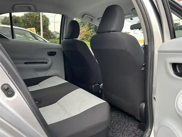 トヨタ アクア S 神奈川県 2013(平25)年 2.1万km シルバーM 登録時20630キロ/純正メモリナビ/CD/BT/ワンセグTV/バックカメラ　/ETC/オートライト/ヘッドライトレベライザー/ウィンカーミラー/スマートキー×２/プッシュスタート＆ストップ/ルーフスポイラー/リアコーナーセンサー/新車時保証書/取扱説明書/ナビ取扱説明書