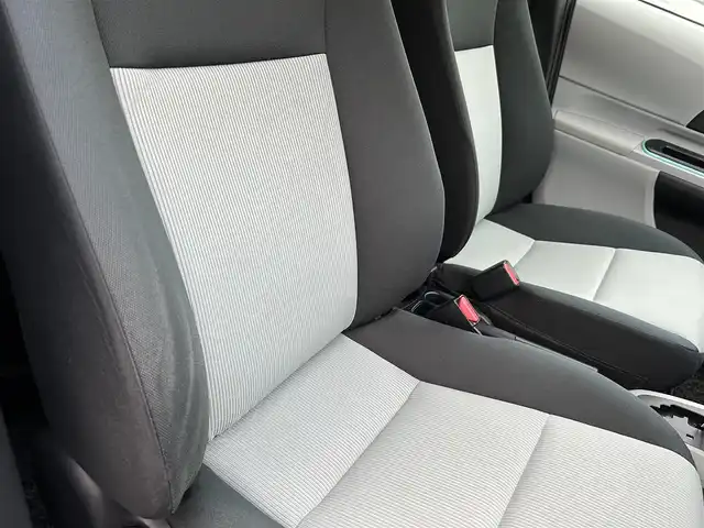 トヨタ アクア S 神奈川県 2013(平25)年 2.1万km シルバーM 登録時20630キロ/純正メモリナビ/CD/BT/ワンセグTV/バックカメラ　/ETC/オートライト/ヘッドライトレベライザー/ウィンカーミラー/スマートキー×２/プッシュスタート＆ストップ/ルーフスポイラー/リアコーナーセンサー/新車時保証書/取扱説明書/ナビ取扱説明書