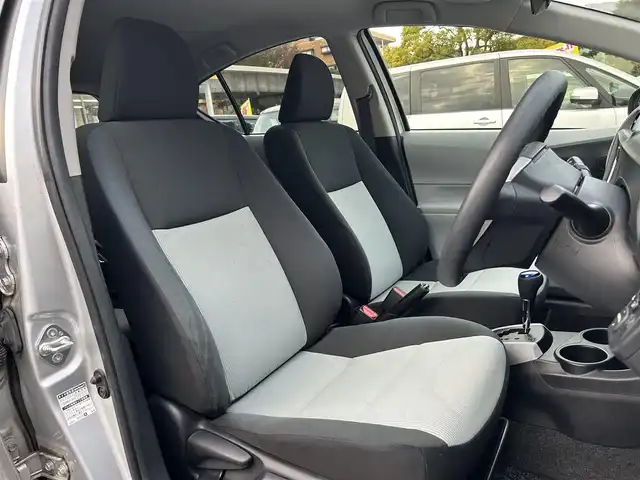 トヨタ アクア S 神奈川県 2013(平25)年 2.1万km シルバーM 登録時20630キロ/純正メモリナビ/CD/BT/ワンセグTV/バックカメラ　/ETC/オートライト/ヘッドライトレベライザー/ウィンカーミラー/スマートキー×２/プッシュスタート＆ストップ/ルーフスポイラー/リアコーナーセンサー/新車時保証書/取扱説明書/ナビ取扱説明書