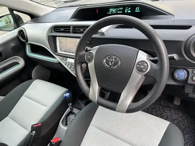 トヨタ アクア S 神奈川県 2013(平25)年 2.1万km シルバーM 登録時20630キロ/純正メモリナビ/CD/BT/ワンセグTV/バックカメラ　/ETC/オートライト/ヘッドライトレベライザー/ウィンカーミラー/スマートキー×２/プッシュスタート＆ストップ/ルーフスポイラー/リアコーナーセンサー/新車時保証書/取扱説明書/ナビ取扱説明書