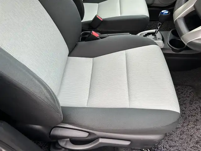 トヨタ アクア S 神奈川県 2013(平25)年 2.1万km シルバーM 登録時20630キロ/純正メモリナビ/CD/BT/ワンセグTV/バックカメラ　/ETC/オートライト/ヘッドライトレベライザー/ウィンカーミラー/スマートキー×２/プッシュスタート＆ストップ/ルーフスポイラー/リアコーナーセンサー/新車時保証書/取扱説明書/ナビ取扱説明書