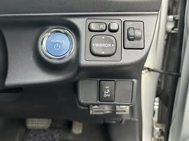 トヨタ アクア S 神奈川県 2013(平25)年 2.1万km シルバーM 登録時20630キロ/純正メモリナビ/CD/BT/ワンセグTV/バックカメラ　/ETC/オートライト/ヘッドライトレベライザー/ウィンカーミラー/スマートキー×２/プッシュスタート＆ストップ/ルーフスポイラー/リアコーナーセンサー/新車時保証書/取扱説明書/ナビ取扱説明書