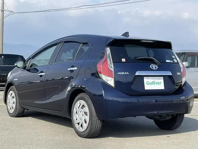 トヨタ アクア S スタイルブラック 佐賀県 2017(平29)年 6.4万km ダークブルーマイカ 社外SDナビゲーション/・フルセグTV/CD/DVD/SD/Bluetooth/バックカメラ/ビルトインETC/ISOFIX対応/ステアリングリモコン/純正LEDヘッドライト/・オートマチックハイビーム/純正フロアマット/純正ドアバイザ―/新車保証書/取扱説明書/スペアキー１本/プリクラッシュセーフティ/レーンディパーチャーアラート/横滑り防止装置