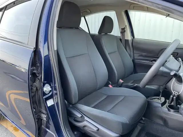 トヨタ アクア S スタイルブラック 佐賀県 2017(平29)年 6.4万km ダークブルーマイカ 社外SDナビゲーション/・フルセグTV/CD/DVD/SD/Bluetooth/バックカメラ/ビルトインETC/ISOFIX対応/ステアリングリモコン/純正LEDヘッドライト/・オートマチックハイビーム/純正フロアマット/純正ドアバイザ―/新車保証書/取扱説明書/スペアキー１本/プリクラッシュセーフティ/レーンディパーチャーアラート/横滑り防止装置