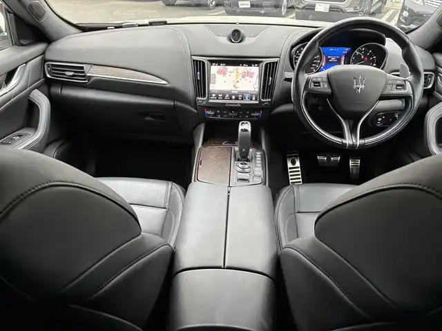 マセラティ レヴァンテ グランスポーツ 熊本県 2020(令2)年 4.3万km 白 ワンオーナー/サンルーフ/ルーフレール/純正ナビ/【フルセグTV/Bluetooth/ラジオ】/全方位カメラ/純正エアサス/レーダークルーズコントロール/パドルシフト/前方衝突警告/車線保持アシスト/死角アシスト/ヒルホルダーコントロール/交通標識アシスト/黒革シート/前席パワーシート/運転席シートメモリ/全席シートヒーター/パワーバックドア/純正21インチAW/ビルトインETC2.0/ドライブレコーダー/社外レーダー/オートライト/オートハイビーム/LEDヘッドライト/オフロードモード/アイスモード/スポーツモード/アイドリングストップ/横滑り防止機能/クリアランスソナー/革巻きステアリング/フロアマット/保証書