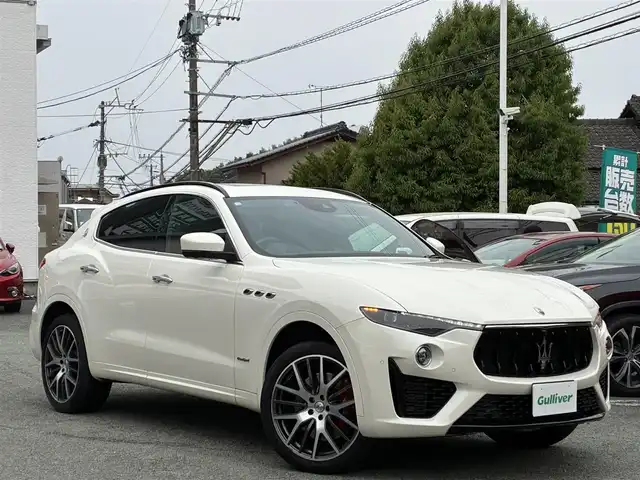 マセラティ レヴァンテ グランスポーツ 熊本県 2020(令2)年 4.3万km 白 ワンオーナー/サンルーフ/ルーフレール/純正ナビ/【フルセグTV/Bluetooth/ラジオ】/全方位カメラ/純正エアサス/レーダークルーズコントロール/パドルシフト/前方衝突警告/車線保持アシスト/死角アシスト/ヒルホルダーコントロール/交通標識アシスト/黒革シート/前席パワーシート/運転席シートメモリ/全席シートヒーター/パワーバックドア/純正21インチAW/ビルトインETC2.0/ドライブレコーダー/社外レーダー/オートライト/オートハイビーム/LEDヘッドライト/オフロードモード/アイスモード/スポーツモード/アイドリングストップ/横滑り防止機能/クリアランスソナー/革巻きステアリング/フロアマット/保証書