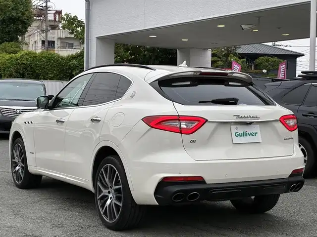 マセラティ レヴァンテ グランスポーツ 熊本県 2020(令2)年 4.3万km 白 ワンオーナー/サンルーフ/ルーフレール/純正ナビ/【フルセグTV/Bluetooth/ラジオ】/全方位カメラ/純正エアサス/レーダークルーズコントロール/パドルシフト/前方衝突警告/車線保持アシスト/死角アシスト/ヒルホルダーコントロール/交通標識アシスト/黒革シート/前席パワーシート/運転席シートメモリ/全席シートヒーター/パワーバックドア/純正21インチAW/ビルトインETC2.0/ドライブレコーダー/社外レーダー/オートライト/オートハイビーム/LEDヘッドライト/オフロードモード/アイスモード/スポーツモード/アイドリングストップ/横滑り防止機能/クリアランスソナー/革巻きステアリング/フロアマット/保証書