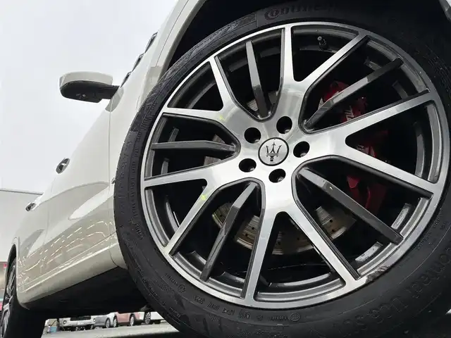 マセラティ レヴァンテ グランスポーツ 熊本県 2020(令2)年 4.3万km 白 ワンオーナー/サンルーフ/ルーフレール/純正ナビ/【フルセグTV/Bluetooth/ラジオ】/全方位カメラ/純正エアサス/レーダークルーズコントロール/パドルシフト/前方衝突警告/車線保持アシスト/死角アシスト/ヒルホルダーコントロール/交通標識アシスト/黒革シート/前席パワーシート/運転席シートメモリ/全席シートヒーター/パワーバックドア/純正21インチAW/ビルトインETC2.0/ドライブレコーダー/社外レーダー/オートライト/オートハイビーム/LEDヘッドライト/オフロードモード/アイスモード/スポーツモード/アイドリングストップ/横滑り防止機能/クリアランスソナー/革巻きステアリング/フロアマット/保証書