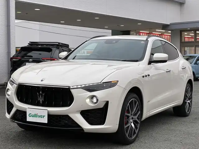 マセラティ レヴァンテ グランスポーツ 熊本県 2020(令2)年 4.3万km 白 ワンオーナー/サンルーフ/ルーフレール/純正ナビ/【フルセグTV/Bluetooth/ラジオ】/全方位カメラ/純正エアサス/レーダークルーズコントロール/パドルシフト/前方衝突警告/車線保持アシスト/死角アシスト/ヒルホルダーコントロール/交通標識アシスト/黒革シート/前席パワーシート/運転席シートメモリ/全席シートヒーター/パワーバックドア/純正21インチAW/ビルトインETC2.0/ドライブレコーダー/社外レーダー/オートライト/オートハイビーム/LEDヘッドライト/オフロードモード/アイスモード/スポーツモード/アイドリングストップ/横滑り防止機能/クリアランスソナー/革巻きステアリング/フロアマット/保証書