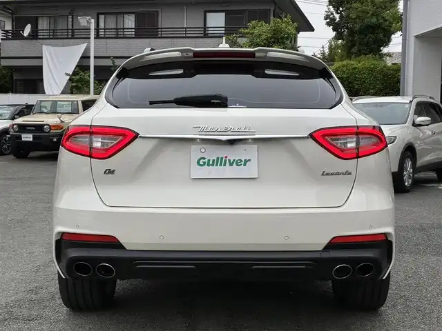 マセラティ レヴァンテ グランスポーツ 熊本県 2020(令2)年 4.3万km 白 ワンオーナー/サンルーフ/ルーフレール/純正ナビ/【フルセグTV/Bluetooth/ラジオ】/全方位カメラ/純正エアサス/レーダークルーズコントロール/パドルシフト/前方衝突警告/車線保持アシスト/死角アシスト/ヒルホルダーコントロール/交通標識アシスト/黒革シート/前席パワーシート/運転席シートメモリ/全席シートヒーター/パワーバックドア/純正21インチAW/ビルトインETC2.0/ドライブレコーダー/社外レーダー/オートライト/オートハイビーム/LEDヘッドライト/オフロードモード/アイスモード/スポーツモード/アイドリングストップ/横滑り防止機能/クリアランスソナー/革巻きステアリング/フロアマット/保証書