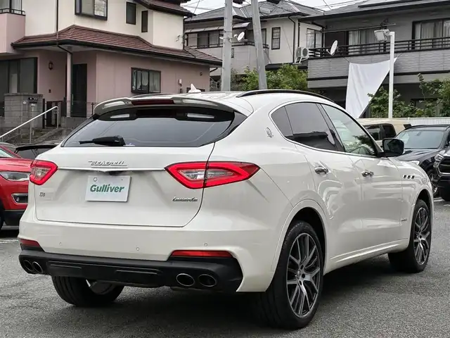 マセラティ レヴァンテ グランスポーツ 熊本県 2020(令2)年 4.3万km 白 ワンオーナー/サンルーフ/ルーフレール/純正ナビ/【フルセグTV/Bluetooth/ラジオ】/全方位カメラ/純正エアサス/レーダークルーズコントロール/パドルシフト/前方衝突警告/車線保持アシスト/死角アシスト/ヒルホルダーコントロール/交通標識アシスト/黒革シート/前席パワーシート/運転席シートメモリ/全席シートヒーター/パワーバックドア/純正21インチAW/ビルトインETC2.0/ドライブレコーダー/社外レーダー/オートライト/オートハイビーム/LEDヘッドライト/オフロードモード/アイスモード/スポーツモード/アイドリングストップ/横滑り防止機能/クリアランスソナー/革巻きステアリング/フロアマット/保証書