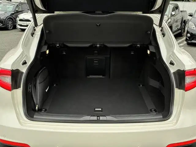 マセラティ レヴァンテ グランスポーツ 熊本県 2020(令2)年 4.3万km 白 ワンオーナー/サンルーフ/ルーフレール/純正ナビ/【フルセグTV/Bluetooth/ラジオ】/全方位カメラ/純正エアサス/レーダークルーズコントロール/パドルシフト/前方衝突警告/車線保持アシスト/死角アシスト/ヒルホルダーコントロール/交通標識アシスト/黒革シート/前席パワーシート/運転席シートメモリ/全席シートヒーター/パワーバックドア/純正21インチAW/ビルトインETC2.0/ドライブレコーダー/社外レーダー/オートライト/オートハイビーム/LEDヘッドライト/オフロードモード/アイスモード/スポーツモード/アイドリングストップ/横滑り防止機能/クリアランスソナー/革巻きステアリング/フロアマット/保証書