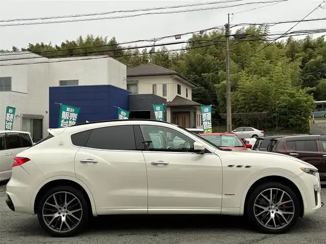 マセラティ レヴァンテ グランスポーツ 熊本県 2020(令2)年 4.3万km 白 ワンオーナー/サンルーフ/ルーフレール/純正ナビ/【フルセグTV/Bluetooth/ラジオ】/全方位カメラ/純正エアサス/レーダークルーズコントロール/パドルシフト/前方衝突警告/車線保持アシスト/死角アシスト/ヒルホルダーコントロール/交通標識アシスト/黒革シート/前席パワーシート/運転席シートメモリ/全席シートヒーター/パワーバックドア/純正21インチAW/ビルトインETC2.0/ドライブレコーダー/社外レーダー/オートライト/オートハイビーム/LEDヘッドライト/オフロードモード/アイスモード/スポーツモード/アイドリングストップ/横滑り防止機能/クリアランスソナー/革巻きステアリング/フロアマット/保証書