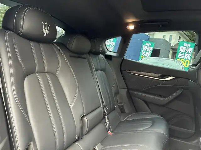 マセラティ レヴァンテ グランスポーツ 熊本県 2020(令2)年 4.3万km 白 ワンオーナー/サンルーフ/ルーフレール/純正ナビ/【フルセグTV/Bluetooth/ラジオ】/全方位カメラ/純正エアサス/レーダークルーズコントロール/パドルシフト/前方衝突警告/車線保持アシスト/死角アシスト/ヒルホルダーコントロール/交通標識アシスト/黒革シート/前席パワーシート/運転席シートメモリ/全席シートヒーター/パワーバックドア/純正21インチAW/ビルトインETC2.0/ドライブレコーダー/社外レーダー/オートライト/オートハイビーム/LEDヘッドライト/オフロードモード/アイスモード/スポーツモード/アイドリングストップ/横滑り防止機能/クリアランスソナー/革巻きステアリング/フロアマット/保証書