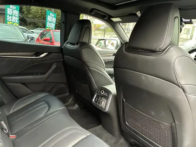 マセラティ レヴァンテ グランスポーツ 熊本県 2020(令2)年 4.3万km 白 ワンオーナー/サンルーフ/ルーフレール/純正ナビ/【フルセグTV/Bluetooth/ラジオ】/全方位カメラ/純正エアサス/レーダークルーズコントロール/パドルシフト/前方衝突警告/車線保持アシスト/死角アシスト/ヒルホルダーコントロール/交通標識アシスト/黒革シート/前席パワーシート/運転席シートメモリ/全席シートヒーター/パワーバックドア/純正21インチAW/ビルトインETC2.0/ドライブレコーダー/社外レーダー/オートライト/オートハイビーム/LEDヘッドライト/オフロードモード/アイスモード/スポーツモード/アイドリングストップ/横滑り防止機能/クリアランスソナー/革巻きステアリング/フロアマット/保証書