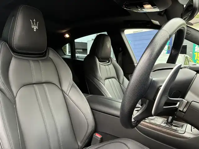 マセラティ レヴァンテ グランスポーツ 熊本県 2020(令2)年 4.3万km 白 ワンオーナー/サンルーフ/ルーフレール/純正ナビ/【フルセグTV/Bluetooth/ラジオ】/全方位カメラ/純正エアサス/レーダークルーズコントロール/パドルシフト/前方衝突警告/車線保持アシスト/死角アシスト/ヒルホルダーコントロール/交通標識アシスト/黒革シート/前席パワーシート/運転席シートメモリ/全席シートヒーター/パワーバックドア/純正21インチAW/ビルトインETC2.0/ドライブレコーダー/社外レーダー/オートライト/オートハイビーム/LEDヘッドライト/オフロードモード/アイスモード/スポーツモード/アイドリングストップ/横滑り防止機能/クリアランスソナー/革巻きステアリング/フロアマット/保証書