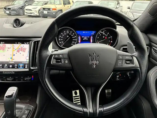 マセラティ レヴァンテ グランスポーツ 熊本県 2020(令2)年 4.3万km 白 ワンオーナー/サンルーフ/ルーフレール/純正ナビ/【フルセグTV/Bluetooth/ラジオ】/全方位カメラ/純正エアサス/レーダークルーズコントロール/パドルシフト/前方衝突警告/車線保持アシスト/死角アシスト/ヒルホルダーコントロール/交通標識アシスト/黒革シート/前席パワーシート/運転席シートメモリ/全席シートヒーター/パワーバックドア/純正21インチAW/ビルトインETC2.0/ドライブレコーダー/社外レーダー/オートライト/オートハイビーム/LEDヘッドライト/オフロードモード/アイスモード/スポーツモード/アイドリングストップ/横滑り防止機能/クリアランスソナー/革巻きステアリング/フロアマット/保証書