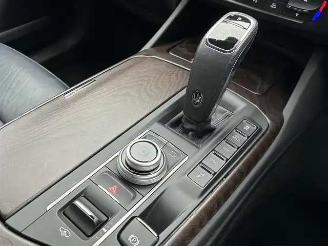 マセラティ レヴァンテ グランスポーツ 熊本県 2020(令2)年 4.3万km 白 ワンオーナー/サンルーフ/ルーフレール/純正ナビ/【フルセグTV/Bluetooth/ラジオ】/全方位カメラ/純正エアサス/レーダークルーズコントロール/パドルシフト/前方衝突警告/車線保持アシスト/死角アシスト/ヒルホルダーコントロール/交通標識アシスト/黒革シート/前席パワーシート/運転席シートメモリ/全席シートヒーター/パワーバックドア/純正21インチAW/ビルトインETC2.0/ドライブレコーダー/社外レーダー/オートライト/オートハイビーム/LEDヘッドライト/オフロードモード/アイスモード/スポーツモード/アイドリングストップ/横滑り防止機能/クリアランスソナー/革巻きステアリング/フロアマット/保証書