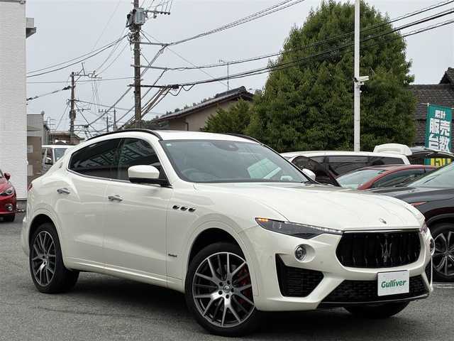 マセラティ レヴァンテ グランスポーツ 熊本県 2020(令2)年 4.3万km 白 ワンオーナー/サンルーフ/ルーフレール/純正ナビ/【フルセグTV/Bluetooth/ラジオ】/全方位カメラ/純正エアサス/レーダークルーズコントロール/パドルシフト/前方衝突警告/車線保持アシスト/死角アシスト/ヒルホルダーコントロール/交通標識アシスト/黒革シート/前席パワーシート/運転席シートメモリ/全席シートヒーター/パワーバックドア/純正21インチAW/ビルトインETC2.0/ドライブレコーダー/社外レーダー/オートライト/オートハイビーム/LEDヘッドライト/オフロードモード/アイスモード/スポーツモード/アイドリングストップ/横滑り防止機能/クリアランスソナー/革巻きステアリング/フロアマット/保証書