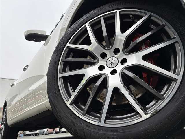 マセラティ レヴァンテ グランスポーツ 熊本県 2020(令2)年 4.3万km 白 ワンオーナー/サンルーフ/ルーフレール/純正ナビ/【フルセグTV/Bluetooth/ラジオ】/全方位カメラ/純正エアサス/レーダークルーズコントロール/パドルシフト/前方衝突警告/車線保持アシスト/死角アシスト/ヒルホルダーコントロール/交通標識アシスト/黒革シート/前席パワーシート/運転席シートメモリ/全席シートヒーター/パワーバックドア/純正21インチAW/ビルトインETC2.0/ドライブレコーダー/社外レーダー/オートライト/オートハイビーム/LEDヘッドライト/オフロードモード/アイスモード/スポーツモード/アイドリングストップ/横滑り防止機能/クリアランスソナー/革巻きステアリング/フロアマット/保証書