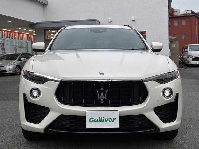 マセラティ レヴァンテ グランスポーツ 熊本県 2020(令2)年 4.3万km 白 ワンオーナー/サンルーフ/ルーフレール/純正ナビ/【フルセグTV/Bluetooth/ラジオ】/全方位カメラ/純正エアサス/レーダークルーズコントロール/パドルシフト/前方衝突警告/車線保持アシスト/死角アシスト/ヒルホルダーコントロール/交通標識アシスト/黒革シート/前席パワーシート/運転席シートメモリ/全席シートヒーター/パワーバックドア/純正21インチAW/ビルトインETC2.0/ドライブレコーダー/社外レーダー/オートライト/オートハイビーム/LEDヘッドライト/オフロードモード/アイスモード/スポーツモード/アイドリングストップ/横滑り防止機能/クリアランスソナー/革巻きステアリング/フロアマット/保証書