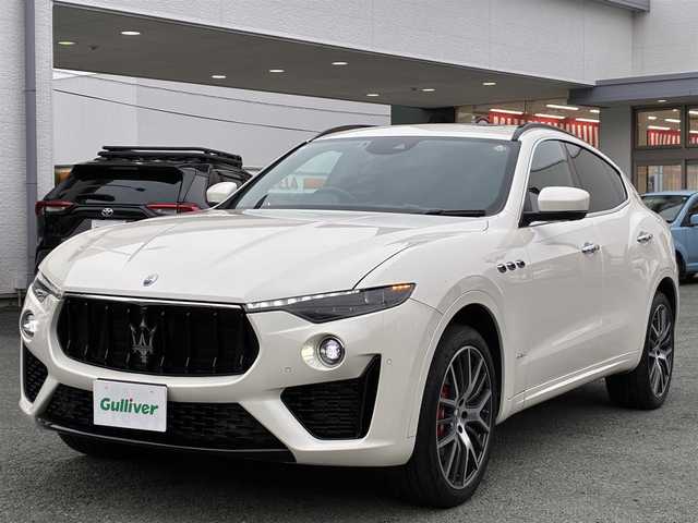 マセラティ レヴァンテ グランスポーツ 熊本県 2020(令2)年 4.3万km 白 ワンオーナー/サンルーフ/ルーフレール/純正ナビ/【フルセグTV/Bluetooth/ラジオ】/全方位カメラ/純正エアサス/レーダークルーズコントロール/パドルシフト/前方衝突警告/車線保持アシスト/死角アシスト/ヒルホルダーコントロール/交通標識アシスト/黒革シート/前席パワーシート/運転席シートメモリ/全席シートヒーター/パワーバックドア/純正21インチAW/ビルトインETC2.0/ドライブレコーダー/社外レーダー/オートライト/オートハイビーム/LEDヘッドライト/オフロードモード/アイスモード/スポーツモード/アイドリングストップ/横滑り防止機能/クリアランスソナー/革巻きステアリング/フロアマット/保証書