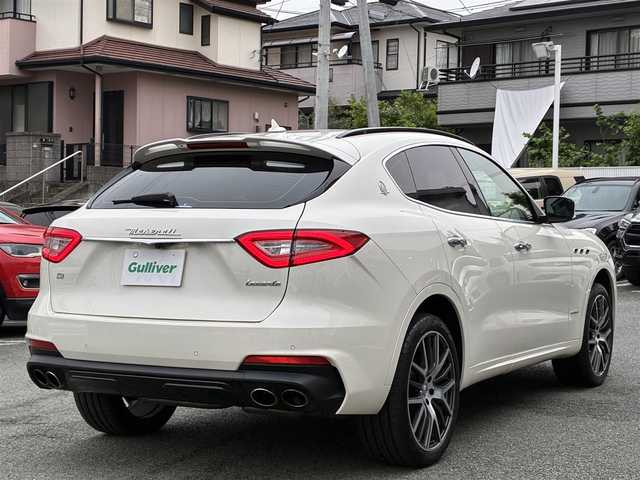 マセラティ レヴァンテ グランスポーツ 熊本県 2020(令2)年 4.3万km 白 ワンオーナー/サンルーフ/ルーフレール/純正ナビ/【フルセグTV/Bluetooth/ラジオ】/全方位カメラ/純正エアサス/レーダークルーズコントロール/パドルシフト/前方衝突警告/車線保持アシスト/死角アシスト/ヒルホルダーコントロール/交通標識アシスト/黒革シート/前席パワーシート/運転席シートメモリ/全席シートヒーター/パワーバックドア/純正21インチAW/ビルトインETC2.0/ドライブレコーダー/社外レーダー/オートライト/オートハイビーム/LEDヘッドライト/オフロードモード/アイスモード/スポーツモード/アイドリングストップ/横滑り防止機能/クリアランスソナー/革巻きステアリング/フロアマット/保証書