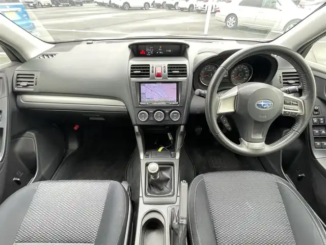 スバル フォレスター 2．0i－L 群馬県 2014(平26)年 8.8万km サテンホワイトパール 6MT/福祉車両（助手席回転シート）/カロッツェリアナビ/(SD/DVD/FM/AM/フルセグTV/SD/Bluetooth/iPod)/前後ドライブレコーダー/純正トランク防水マット/ビルトインETC/前席シートヒーター/SI Drive/クルーズコントロール/プッシュスタート/オートライト/全席レースシートカバー/取扱説明書/記録簿