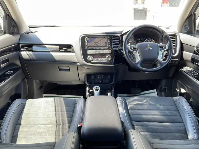 三菱 アウトランダー ＰＨＥＶ G ナビパッケージ 道北・旭川 2015(平27)年 5.1万km シルキーホワイト ・４ＷＤ/・純正ナビ/ＣＤ/ＤＶＤ/ＢＴ/フルセグ/・全方位カメラ/・パワーバックドア////eアシスト（予防安全技術）////・レーダークルーズコントロール/・車両接近通報装置/・車線逸脱警報/・衝突軽減ブレーキ/・誤発進抑制機能/・ＬＥＤヘッドライト/・純正１８インチアルミ/・普通/急速充電/・ハーフレザーシート/・前席シートヒーター/・Ｄ席パワーシート/・ステアリングリモコン/・ステアリングヒーター/・パドルシフト