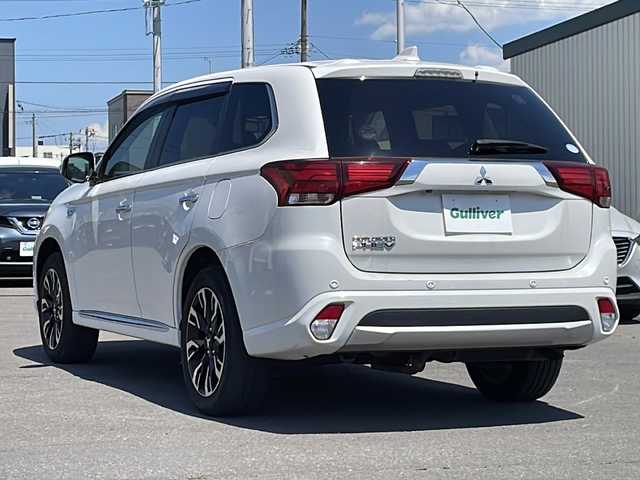 三菱 アウトランダー ＰＨＥＶ G ナビパッケージ 道北・旭川 2015(平27)年 5.1万km シルキーホワイト ・４ＷＤ/・純正ナビ/ＣＤ/ＤＶＤ/ＢＴ/フルセグ/・全方位カメラ/・パワーバックドア////eアシスト（予防安全技術）////・レーダークルーズコントロール/・車両接近通報装置/・車線逸脱警報/・衝突軽減ブレーキ/・誤発進抑制機能/・ＬＥＤヘッドライト/・純正１８インチアルミ/・普通/急速充電/・ハーフレザーシート/・前席シートヒーター/・Ｄ席パワーシート/・ステアリングリモコン/・ステアリングヒーター/・パドルシフト