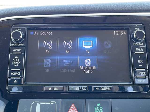 三菱 アウトランダー ＰＨＥＶ G ナビパッケージ 道北・旭川 2015(平27)年 5.1万km シルキーホワイト ・４ＷＤ/・純正ナビ/ＣＤ/ＤＶＤ/ＢＴ/フルセグ/・全方位カメラ/・パワーバックドア////eアシスト（予防安全技術）////・レーダークルーズコントロール/・車両接近通報装置/・車線逸脱警報/・衝突軽減ブレーキ/・誤発進抑制機能/・ＬＥＤヘッドライト/・純正１８インチアルミ/・普通/急速充電/・ハーフレザーシート/・前席シートヒーター/・Ｄ席パワーシート/・ステアリングリモコン/・ステアリングヒーター/・パドルシフト