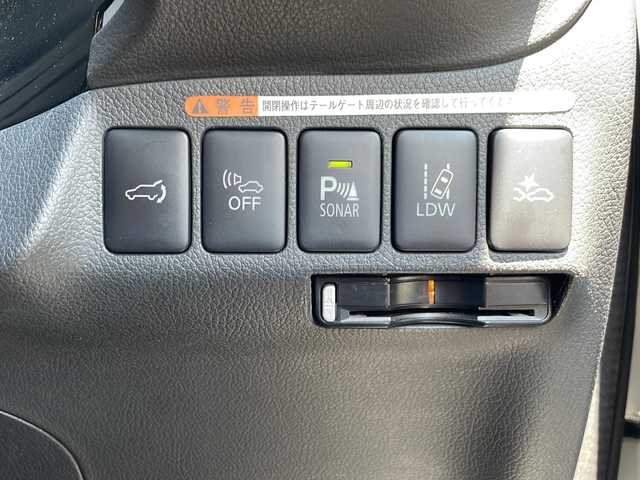 三菱 アウトランダー ＰＨＥＶ G ナビパッケージ 道北・旭川 2015(平27)年 5.1万km シルキーホワイト ・４ＷＤ/・純正ナビ/ＣＤ/ＤＶＤ/ＢＴ/フルセグ/・全方位カメラ/・パワーバックドア////eアシスト（予防安全技術）////・レーダークルーズコントロール/・車両接近通報装置/・車線逸脱警報/・衝突軽減ブレーキ/・誤発進抑制機能/・ＬＥＤヘッドライト/・純正１８インチアルミ/・普通/急速充電/・ハーフレザーシート/・前席シートヒーター/・Ｄ席パワーシート/・ステアリングリモコン/・ステアリングヒーター/・パドルシフト