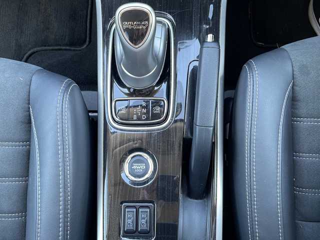 三菱 アウトランダー ＰＨＥＶ G ナビパッケージ 道北・旭川 2015(平27)年 5.1万km シルキーホワイト ・４ＷＤ/・純正ナビ/ＣＤ/ＤＶＤ/ＢＴ/フルセグ/・全方位カメラ/・パワーバックドア////eアシスト（予防安全技術）////・レーダークルーズコントロール/・車両接近通報装置/・車線逸脱警報/・衝突軽減ブレーキ/・誤発進抑制機能/・ＬＥＤヘッドライト/・純正１８インチアルミ/・普通/急速充電/・ハーフレザーシート/・前席シートヒーター/・Ｄ席パワーシート/・ステアリングリモコン/・ステアリングヒーター/・パドルシフト